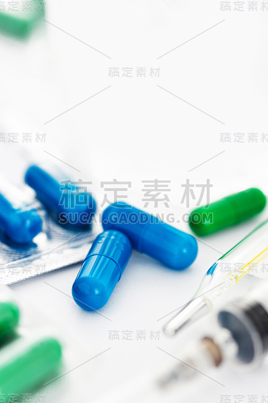 药品、抗生素、胶囊、药丸、针管、体温计、白色背景、空白拷贝