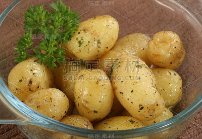 加欧芹的新土豆