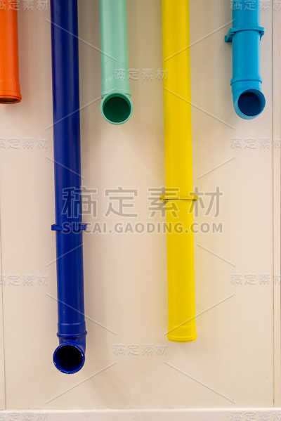 墙上五颜六色的管子