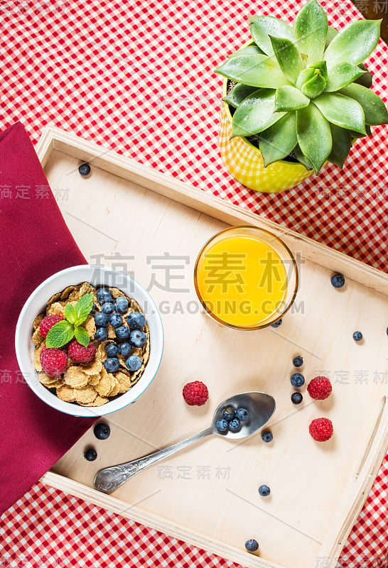 早餐是全麦杂粮，新鲜的浆果和一杯果汁