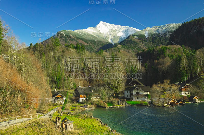 欧洲村庄，宁静的乡村户外环境，乡村边的风景，乡村房子附近的湖和高原松树树与风景如画的雪峰阿尔卑斯山的