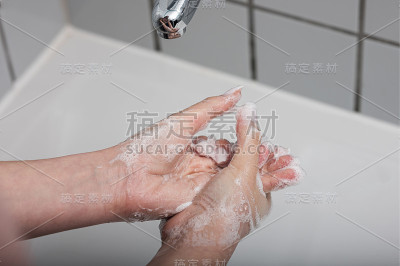 一名妇女洗手以保护自己免受冠状病毒感染