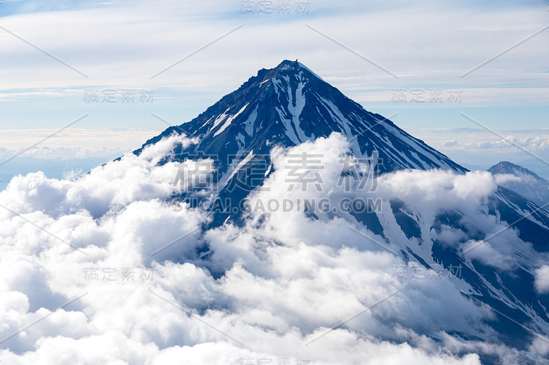 俄罗斯堪察加半岛的科里亚克斯基火山。位于堪察茨基petropavlovsk市北部35公里处的活火山。