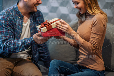 快乐的年轻夫妇在家里庆祝