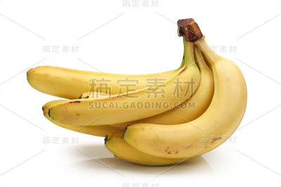 在白色背景上孤立的一束香蕉