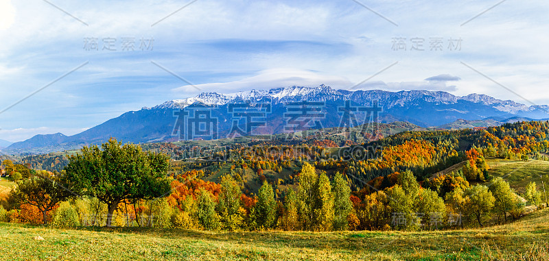 罗马尼亚，布拉索夫，Pestera村:布加勒斯特山脉的秋天风景