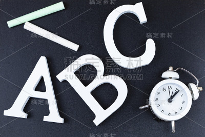 字母ABC和黑板。