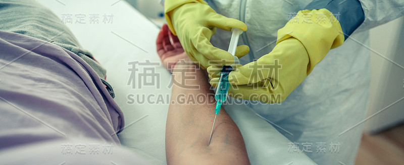 医生给病人注射疫苗