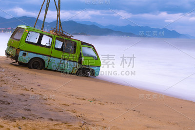 旧汽车停在海边的海滩上
