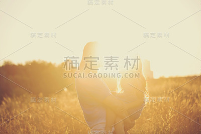 父亲抱着女儿