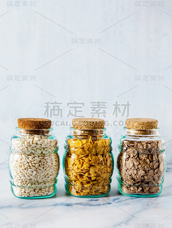 各种冷的快速的早餐麦片在玻璃罐，儿童和运动员的健康饮食。健康生活方式的概念。无谷蛋白饮食