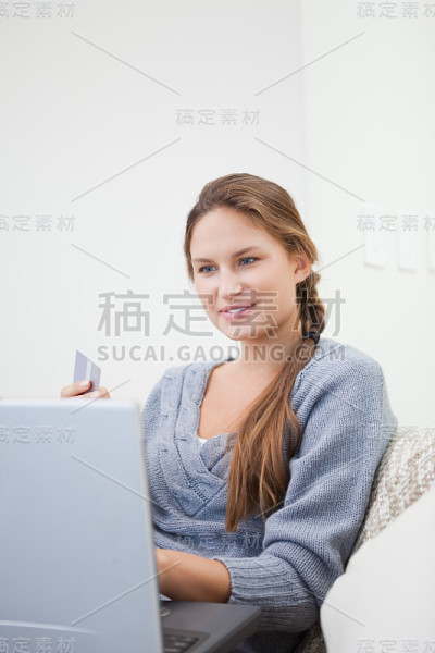 坐着玩电脑的女人