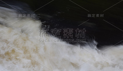 河水泛起涟漪