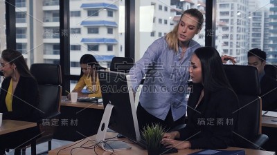 年轻的领导给年轻的女工提建议。