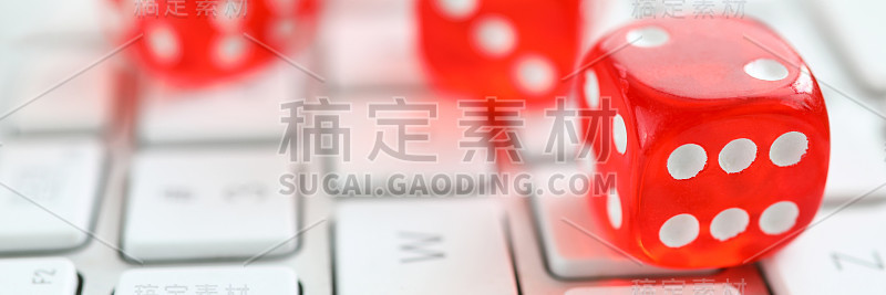 红色骰子躺在白色键盘作为在线赌场