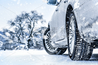 冬季轮胎。汽车在冬天。雪地上的轮胎