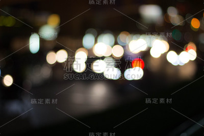 以城市为背景的散景夜景花园
