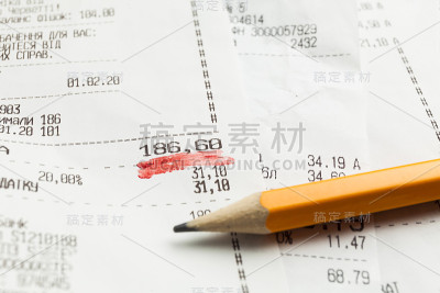 零售收款机收据。家庭收支平衡