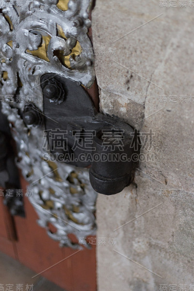 德国南部巴伐利亚历史城市教堂祭坛周围的宗教细节
