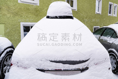 停在雪下的汽车