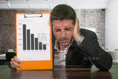沮丧和担心的商人拿着剪贴板显示公司的财务危机和问题感到担心和沮丧在公司工作困难的概念