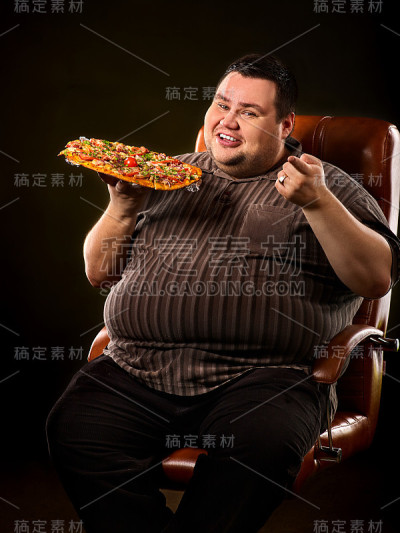 吃快餐披萨的胖子。超重人士的早餐。