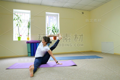 年轻的美国女孩开始早上练习前的工作