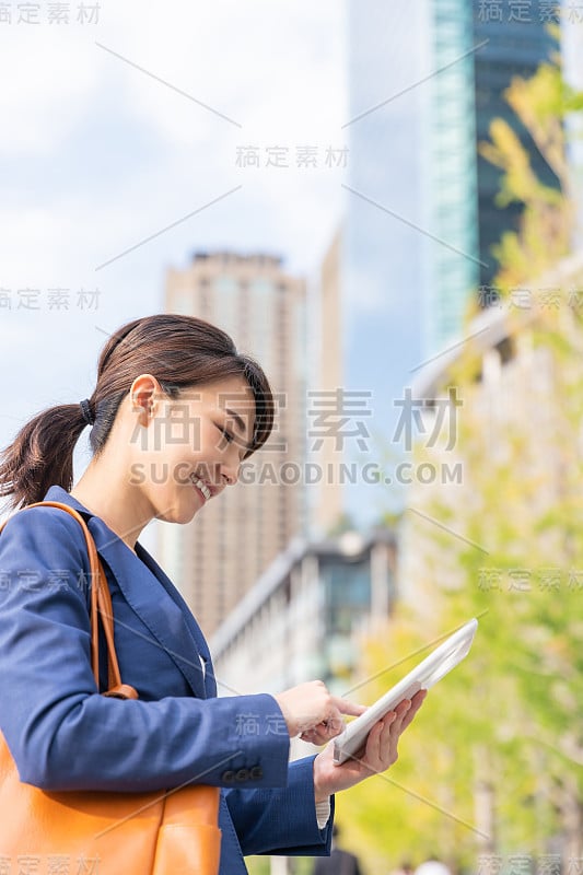 看到平板电脑的亚洲女性