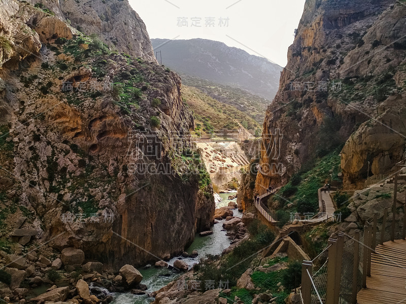 世界上最危险的小径之一“国王之路”(El Caminito del Rey)的广角人行道于2015年