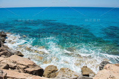海浪冲击岩石海岸