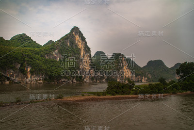 中国桂林沿漓江的喀斯特山崖和陆地舌。