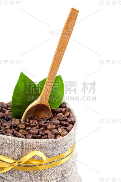 用勺子装在袋子里的咖啡豆