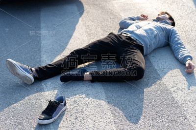 一个白人在人行横道上被车撞了