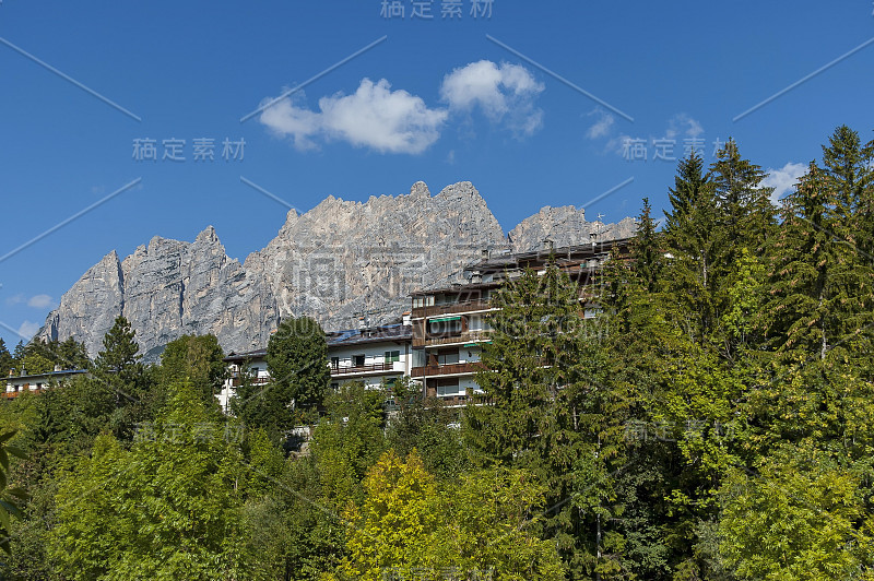 秋季corso Italia，在科尔蒂纳d'Ampezzo镇的住宅区与山，白云石，阿尔卑斯山，威尼托