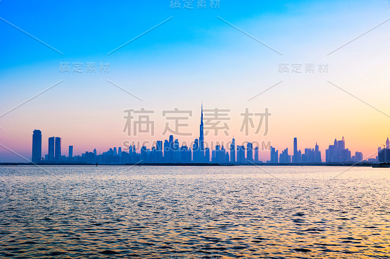 黄昏或傍晚的迪拜城市天际线。迪拜港湾的美景。