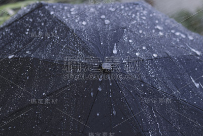 被雨淋湿的黑伞