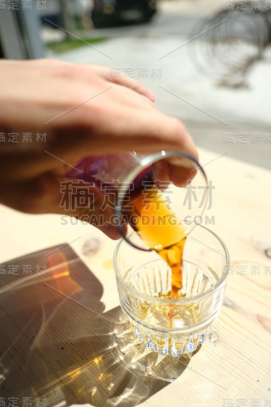 一个人把咖啡滤纸从玻璃瓶倒进烧杯。美学的咖啡