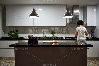 一个面目全非的女人在厨房做饭