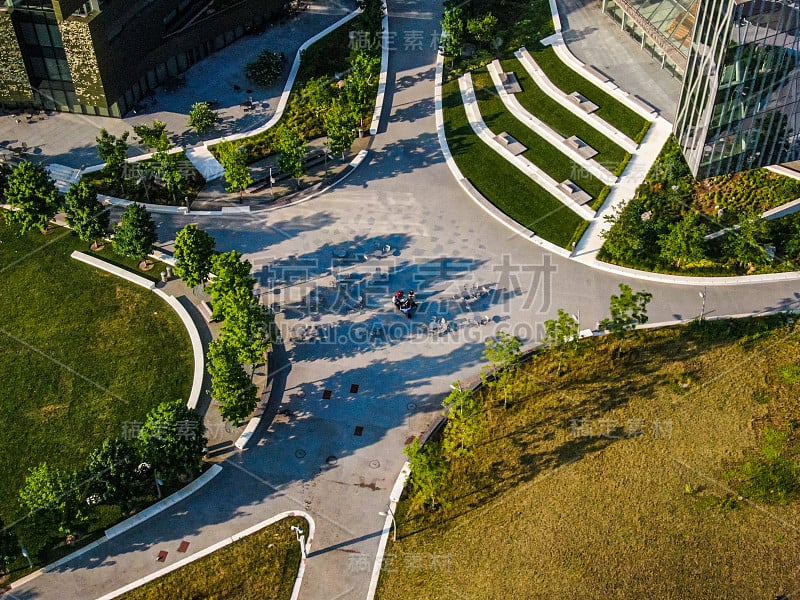 阳光明媚的纽约罗斯福岛康奈尔理工大学，航拍照片