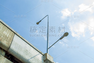 高架道路上的极简主义路灯