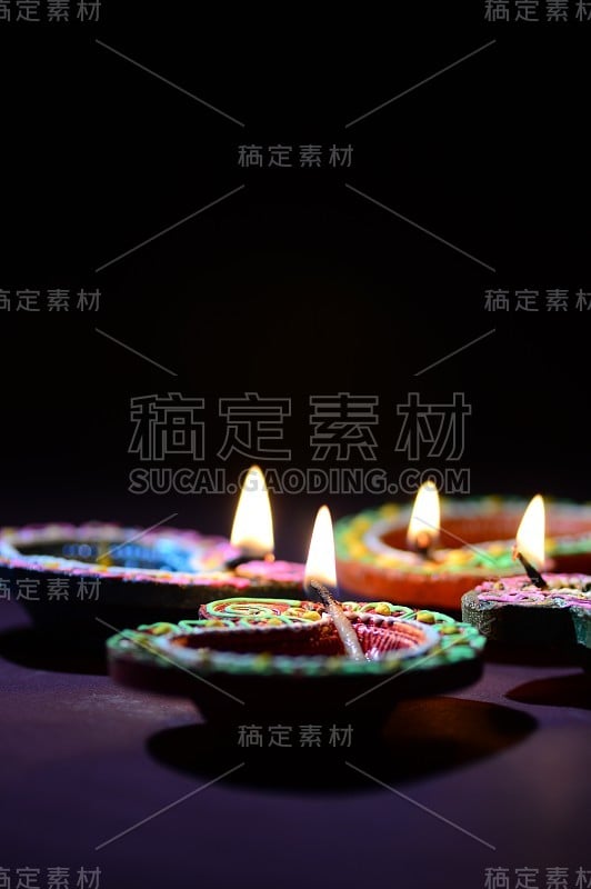 在排灯节庆祝期间，彩色的粘土灯盏被点亮。问候卡设计印度的光节日称为排灯节。