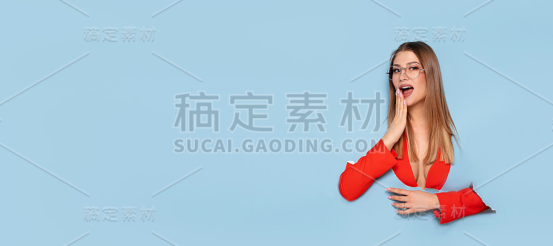 画室里富有表现力的漂亮女人。