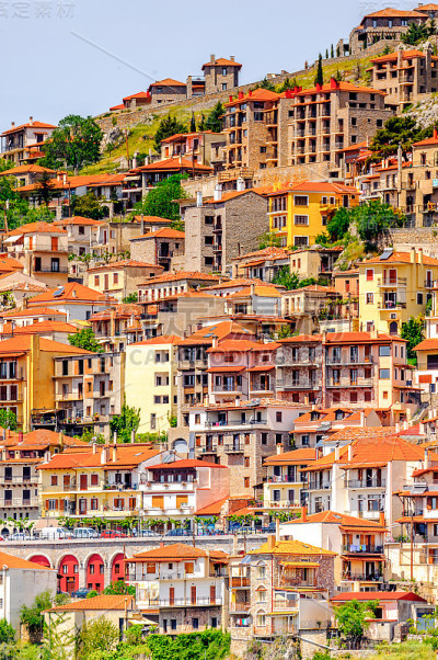 Arachova,希腊。希腊帕纳萨斯山脉绿色山坡上的一个村庄