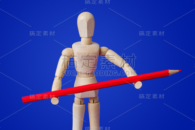 木制玩具人物与铅笔在蓝色