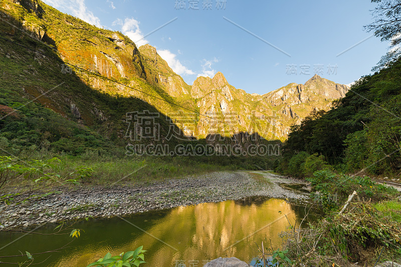 秘鲁的乌鲁班巴河和马丘比丘山脉