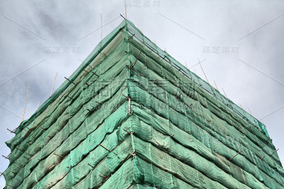 用帆布遮蔽的建筑物