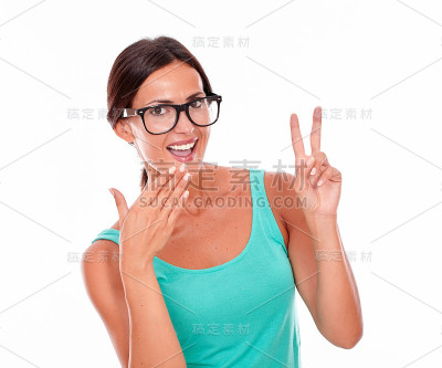 庆祝成年女性对着镜头微笑
