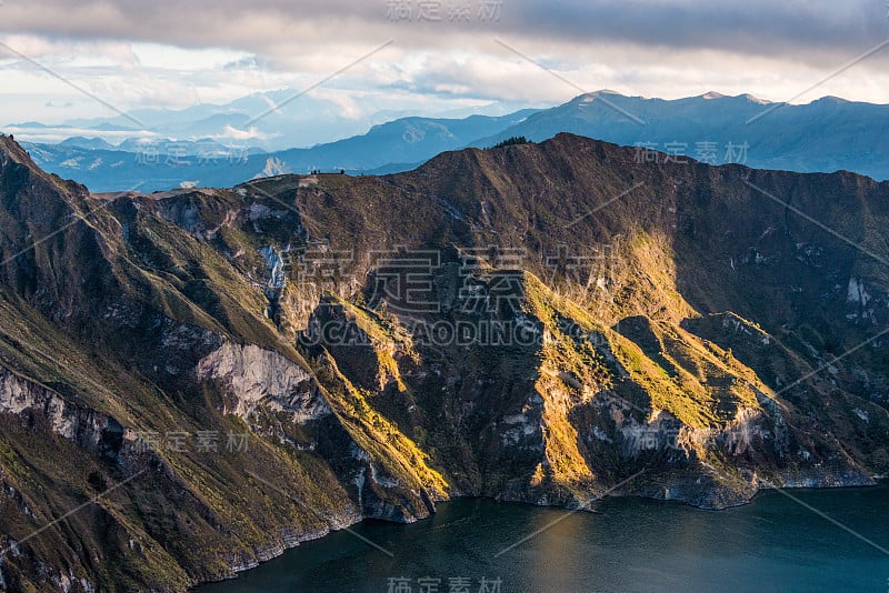 清晨的基洛托阿火山，火山口和安第斯湖。厄瓜多尔伊利尼扎斯自然保护区