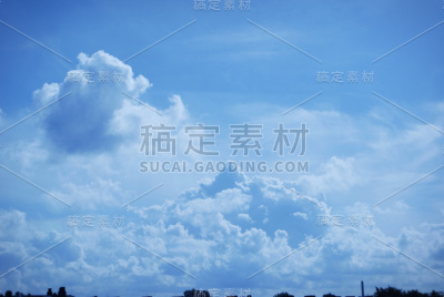 朦胧的蓝天和厚厚的白云预示着要下雨
