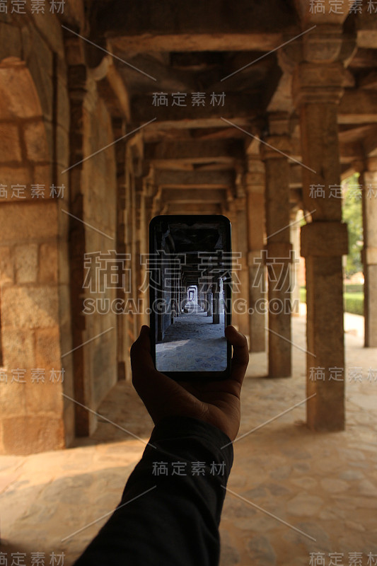 在Quwwat ul-islam清真寺在Qutub Minar complex看到的回廊柱。移动,印